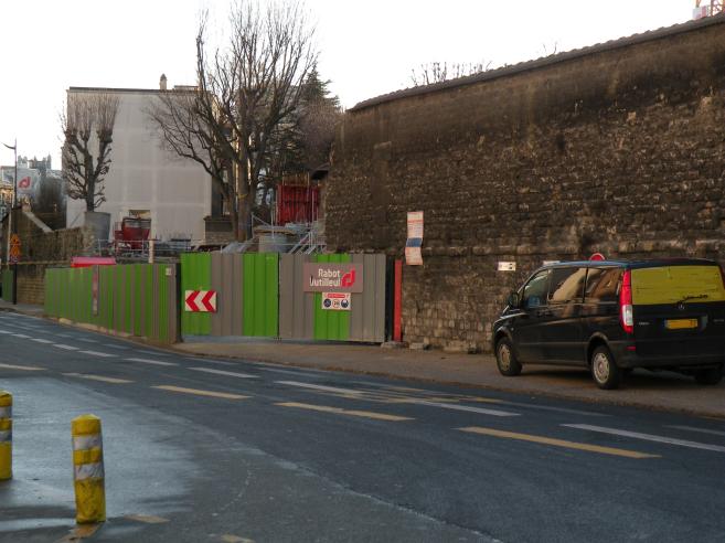  démolition du mur de l'hôpital Sainte-Anne